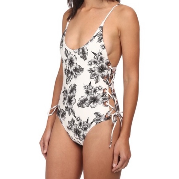 Amuse Society Other - AMUSE whit egret floral one piece bathing suit